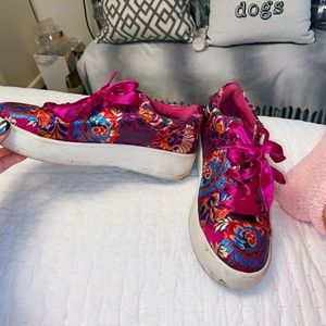 Steve madden embroidered tennis shoes